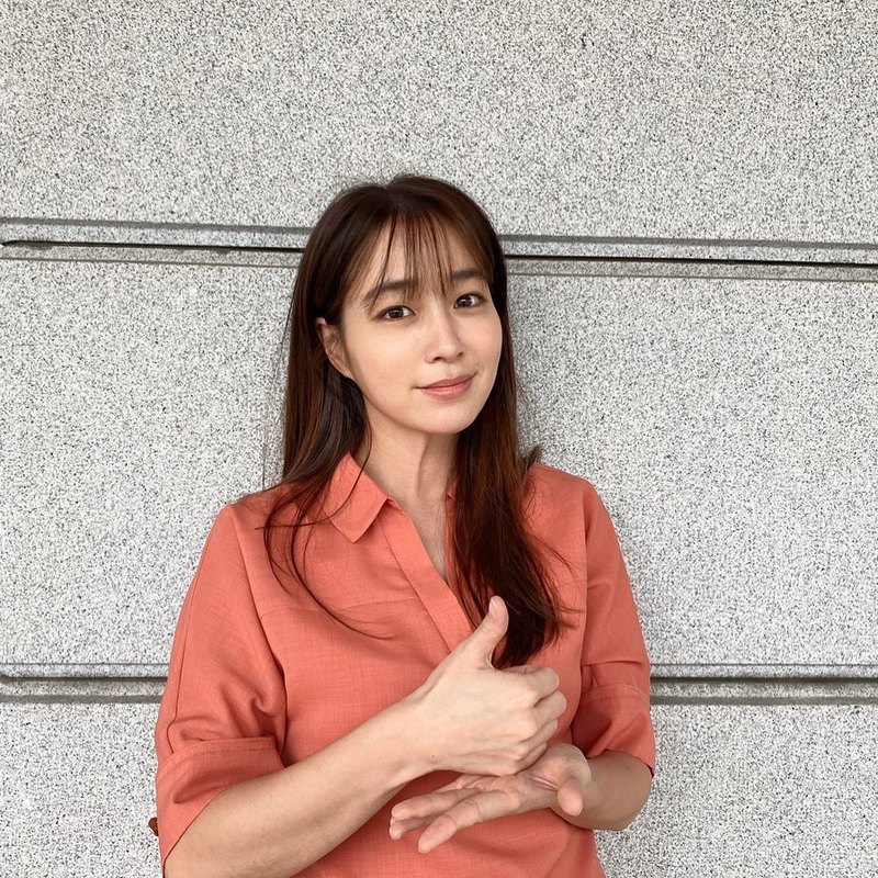 Actor Lee Min-jung joins Thanks to the challengeLee Min-jung wrote on his Instagram on May 7, Thanks to the hard times thanks to the Lindsey Vonn medical staff, thanks to you and the people of the Republic of Korea, it is getting better and better.Thank you all for your work. Keep your strength up a little bit!!!!!!!!! posted a photo with the article.Lee Min-jung was a late runner who named her husband Lee Byung-hun, Actor Son Ye-jin and Clazziquai Alex.Inside the picture was a sign of Lee Min-jung, who showed respect in sign language; Lee Min-jung smiles at the camera.Lee Min-jungs distinctive features make her look more beautiful.The fans who responded to the photos responded such as It is very beautiful, My heart is beautiful, my face is beautiful and Thank you for your good influence.delay stock