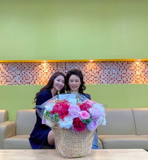 Actor Oh Yoon-ah joins good Consumption projectOh Yoon-ah posted several photos on his SNS on the afternoon of the 7th with a greeting Thank you, sir.In the photo released, two people sitting on the couch in the waiting room left a bouquet on the table and left a certification shot.Currently, Oh Yoon-ah and Cha Hwa-Yeon are breathing as mother and daughter, playing Song Ga-hee and Jang Ok-bun respectively in the KBS2 weekend drama Ive Goed Once (playplayplay by Yang Hee-seung An-Am, directed by Lee Jae-sang).Oh Yoon-ah said, I have been to my mother Cha Hwa-Yeon mother, I love my mother. I will send this love to my youngest actor Lee Cho-hee.The Good Consumption Project is a campaign to spread the Consumption Movement to help small business owners in Danger with Corona 19 and overcome the national economic Danger situation.It appears that the flower was purchased to participate in the relay campaign to help flower farmers.oh yoon-ah SNS