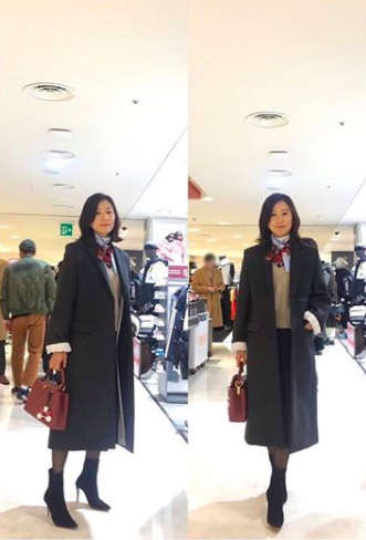 Actor Kim Hee-ae has unveiled a World of Couples behind-the-scenes cut.Kim Hee-ae posted a picture on the official Instagram on the 7th with an article entitled Sun Woo, which had to look at Son Jun-young from afar.In the public photos, Kim Hee-ae poses with his coat on, which appears to be a scene in JTBCs World of Couples starring Kim Hee-ae.In particular, Kim Hee-ae boasts elegant visuals with sophisticated fashion.Meanwhile, Kim Hee-ae is playing the role of Ji Sun Woo in The World of Couples; The World of Couples is broadcast every Friday and Saturday at 10:50 pm.Kim Hee-ae Official Instagram