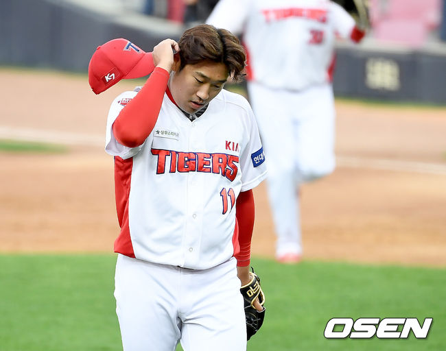 On the afternoon of the 7th, Gwangju - Lorraine Champions Field played 2020 Shinhan Bank SOL KBO League KIA Tigers and Kiwoom Heroes.KIA Lee Min-ho is coming into the dugout after finishing the inning with four runs in the first inning.