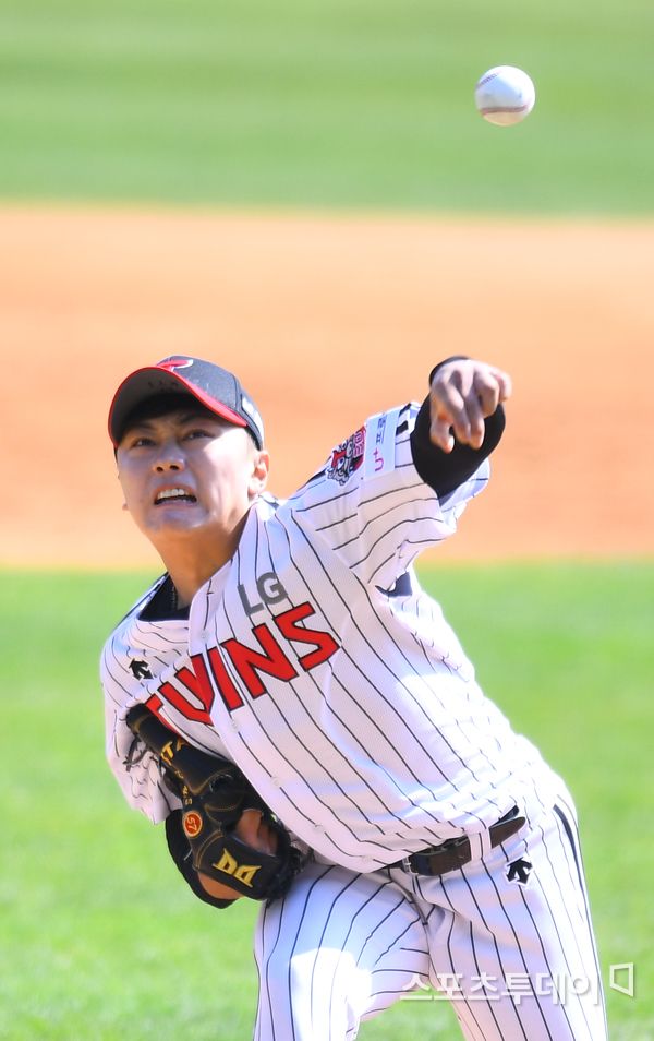 LG Twins rookie duo Kim Yun-stock and Lee Min-ho revealed their potential in the pro debut.Kim Yun-stock and Lee Min-ho played Debut in the opening three consecutive games against the 2020 Shinhan Bank SOL KBO League Doosan Bears at Jamsil Stadium in Seoul from May 5 to 7.LG is looking forward to joining the opening entry side by Lee Min-ho, the first place of the season, and Kim Yun-stock, the second place.Kim Yun-stock scored one run in two innings and two hits in one inning with a team ahead of 8-1 in the opening game of Childrens Day on the 5th.It was encouraging that he had his balls thrown without shaking his balls in the Pro Debut, but the scene where he struck out his opponent Kim Jae-hwan with a slider was the highlight of the day.If Woo-seok (Go) was up and 5 points or more when he was below 4 points (9 times before the opening), he tried to get (Kim) Yoon-sik to go up, said Ryu Joong-il, the coach.The slider was fast-kicked and the ball was low; the restraint was getting higher as it came out 145,6km, Kim Yun-stocks pitch was highly rated. (Kim Yun-stock) is a freshman year at the university, and he should grow up to be more than Yang Hyeon-jong while he is not proud and steady training and fitness in the future, he said.There is also Lee Min-ho as another resource, it said.As Kim Yun-stock cut off the start with a gallant pitch, Lee Min-ho also made his debut on the 6th and pitched without a run.Lee Min-ho climbed the mound in the bottom of the sixth inning, where the team trailed 0-5, allowing the lead hitter Kim Jae-ho to hit the left-center.After that, Park led Park to the first base, but first baseman Ramos groped the ball and faced a second baseman crisis.It was a situation that could be shaken as a rookie, but Lee Min-hos guts were thick.Based on the fastball of 148km in maximum restraint, he finished the pro Debut with a right fielder fly and a third baseman foul fly, respectively.Kim Yun-stock and Lee Min-ho, who have sprinkled their balls at the pro Debut, are the next appearances to be noticed.
