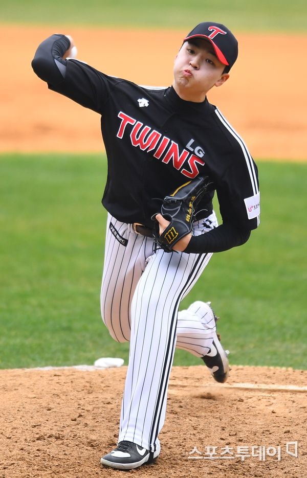 LG Twins coach Ryu Joong-il has signalled a changeover for rookie Lee Min-ho to Cole Hamels.LG will play the third game between the 2020 Shinhan Bank SOL KBO League Doosan Bears and the team at Jamsil Stadium in Seoul on the afternoon of the 7th.LG won the opening game 8-2, but lost 2-5 in their second matchup against Doosan the day before.Song Eun-beom, who played for Cole Hamels on the 6th, collapsed with five runs in nine hits (1 finisher) in 2.1 innings.With the slump of Song Eun-beom, LGs troubles with Cole Hamels deepened.Under these circumstances, Ryu Joong-il suggested a starting transition for right-hand rookie pitcher Lee Min-ho.Lee Min-ho is a player with a fastball in the second half of the 140km, a cutter that breaks out of the right-handed batter, and a curve that curves to the bell.On the 6th, he proved his potential with a 1-inning Hit scoreless score in his professional debut.Lee Min-ho has a fast ball, said Ryu Joong-il. If three pitchers come up tomorrow, three pitchers will be missing.I will decide on the situation, but if Lee Min-ho goes down to the second group, he will receive the starter The Lesson. The left-handed rookie (Kim) Yoon Sik plans to use it as a bullpen for the time being.If we further collapse, we can return to the starting lineup, he said. It is not the intention to give experience (about using newcomers), but because we are better than existing players.Meanwhile, Ryu Joong-il said he would provide additional opportunities for Song Eun-beom, who had a poor pitch on the 6th, saying, I think I should see the situation once more.