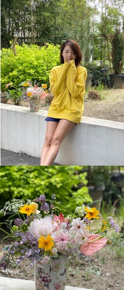Actor Lee Beom-soos wife Profit with was moved by Lee Si-youngs flower Gift.On the 7th, Profit with said through his instagram, Yoon Jin-ah, come down for a while!Flower Spraying is hot these days, and you are really impressed. Profit with in the open photo leaves a certification shot with Lee Si-youngs Gifted Flower.Profit withs dazzling beauty and flowers carefully made by Lee Si-young catch the eye; their friendship gives the viewer warmth.Profit with married Lee Beom-soo in 2010 and has one male and one female.Photo: Profit with Instagram