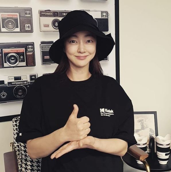 Actor Seo Hyo-rim joined Lindsey Vonn for ThanksOn Friday, Seo Hyo-rim posted a picture on her Instagram page: Seo Hyo-rim, wearing a black hat, boasts a natural visual, and is smiling brightly.With the photo, Seo Hyo-rim said, I sincerely appreciate and respect the sacrifice and hard work of the medical staff who work day and night in the hard times of the world with Corona 19.Seo Hyo-rim, who said, I will not forget it in the future, expressed his desire to pray that we all have a little more strength and spend our ordinary daily life as soon as possible.Thank you to Mr. Seok Jung-hye, who gave me the opportunity to participate in meaningful things, and if you will continue the campaign, please join Rainbow Go Woo-ri and On Joo-wan The way people Namgoong Min. ...Meanwhile, Lindsey Vonn is a campaign of respect and pride for all the medical staff who are working to overcome Corona 19.Seo Hyo-rim marriages with Jung Myung-Ho, son of Actor Kim Soo-mi, in December last year, and is currently pregnant.Photo = Seo Hyo-rim Instagram