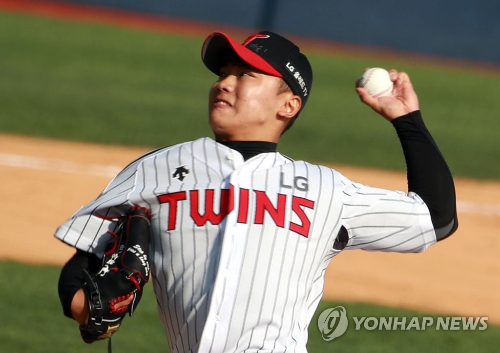 LG coach Ryu Joong-il (57) included high school rookie Lee Min-ho (19) and Kim Yun-stock (20), and Son Ho-young (26), who was drafted as a rookie through an overseas tri-out, in the opening entry.Except for LG, there are no teams that put more than two new players in the first group entry.The LG main players are quite old, said Ryu Joong-il.We need to raise young players, he said. In particular, this year, the regular season opened on May 5, 40 days later than usual, due to the new coronavirus infection (Corona 19).I have to play Kyonggi without any break, so I can give more opportunities to young players. Two high school rookie pitchers have already played debut.LGs first-round right-hander Lee Min-ho scored a 1-hit scoreless inning in the sixth inning, 0-5 behind the Doosan Bears at Jamsil Stadium in Seoul on the 6th.He hit the left-handed hitter Kim Jae-ho, but Park Se-hyuk, Hur Kyung-min and Jung Soo-bin all hit the ball.The slider, which was shot at a maximum speed of 148 km / h and 140 km / h, blocked one inning well.Kim Yun-stock, who was selected as LGs third overall in the second round, scored two hits in an inning and two hits in the ninth inning, 8-1 ahead of Doosan on the 5th.Although he missed, Ryu Joong-il said: Kim Yun-stock threw a fast ball at 145km/h in the debut game.I hope I grow steadily and grow up as an ace like Yang Hyun-jong (KIA Tigers), he said.Debut was played in a relatively unaffordable Kyonggi, but Ryu Joong-il is planning to expand the use of Lee Min-ho and Kim Yun-stock.Im using it as an intermediate game now, but Lee Min-ho and Kim Yun-stock can also start as starters; Im going to use a lot of really young players this year, Liu said.Ryu prefers a fixed lineup. The main players are given a steady chance even if they are sluggish.However, he is not the only coach to push the veterans. When Ryu unearths a possible new artist, he boldly used it as a mainstay and continued to put it in.Ryu produced two rookies (Bae Young-seop in 2011 and Koo Ja-wook in 2015) during the 2011-2016 and 6 seasons, when he led the Samsung Lions.Liu, who has led LG since the 2018 season, used rookie Jeong Woo-yeong as a bullpen winner in 2019; Jeong Woo-yeong was named Rookie of the Year last year.Ryu Joong-il LG manager The main players should be older ... young players should be raised