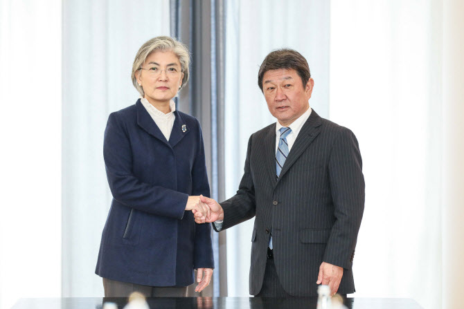 강경화, 日외무상에 서한 보내