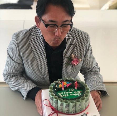On the 8th, Lee Seung-cheol posted a picture on his SNS with an article entitled International Workers Day Special Cake. It is also more delicious than lettuce.In the photo, Lee Seung-cheol was blowing out a candle in a cake prepared by his two daughters.Especially, the edge of Cake is decorated with 10,000 won bills, which attracts more attention.Lee Seung-cheol was impressed by the special gift prepared by his daughters for International Workers Day, revealing the aspect of a happy father.Meanwhile, Lee Seung-cheol is appearing on KBS 2TV Dool Hakdang Suda Seung Chul and Pyeonsung Storang.