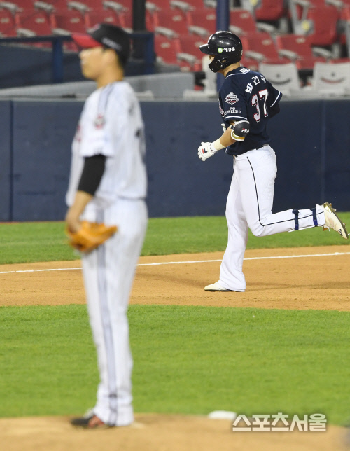 LG put Jeong Chan-Heon (31) on the mound at the Jamsil-dong Doosan match on the 7th.Jeong Chan-Heon, who started in 4255 days after the Shepherd Heroes on September 12, 2008, showed a sharp drop in the ball from the fourth inning.Until the third inning, he played a variety of types of fastballs, curves, changeups, and splitters freely, but he started in about 12 years and the aftermath of his first season after surgery was revealed.Jeong Chan-Heon, who gave up his third point in the fourth inning with a defensive error, hit a two-run shot by Park Gun-woo in the fifth inning and scored five runs (three earned).The previous day, it was more Na-eun than Song Eun-beom (36). Above all, Jeong Chan-Heon showed a better position than Song Eun-beom in the diversity of the old species.If the infield defense was more solid, it might have made more Na-eun results.But its hard to be optimistic because hes been playing the bullpen for a long time and has a question mark on his stamina.In order for the starting transition of Jeong Chan-Heon to succeed, he must maintain his position even with 50 or 60 pitches.As you have dropped your arm in a three-quarter to prevent a recurrence of your injury, you should be more familiar with the new pitching form.As a result, auditions for LG native starters remain in progress.From spring camp, he ambitiously converted Song Eun-beom and Jeong Chan-Heon to starters, but the first result is a failure.Once we have Weekend, three starters (Tylar Brian Wilson, Casey Kelly Clarkson, Im Chan-kyu) will be in the game, LG coach Ryu Jung-il said ahead of the game.The Pitcher entry could change significantly next week, he said.LG will play NC and Weekend in Changwon from 8th to 10th, and Brian Wilson ~ Im Chan-kyu ~ Kelly Clarkson will make the rotation.This year, LGs goal is to advance to the Korean Series, and it is evaluated that the main players of the Beast are high-quality bullpens who will enjoy their prime.Up to Brian Wilson, Kelly Clarkson and Chau Chan, the top picks are league tops; the problems are four and five; the gap between top and bottom picks is large.There is a good chance of a season with a lot of ups and downs.