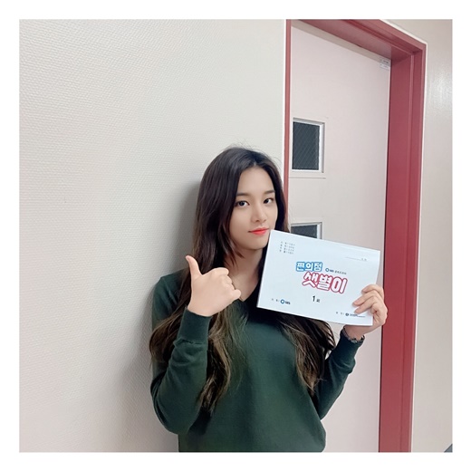 Group LABOUM Ahn Sol-bin has announced the appearance of Convenience store morning star.Ahn Sol-bin released a script reading certification shot on the 7th of LABOUM official SNS with the article Please expect a Convenience store morning star!Ahn Sol-bin in the public photo is smiling with the script of SBS new drama Convenience store morning star on June 12th.Lovely charm catches my eye.Ahn Sol-bin is actively filming Kim Yoo-jungs sister, Jung Eun-bum, in the Convenience store morning star.