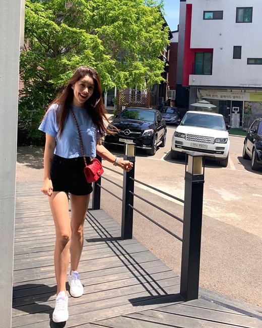Actor Kim Bin-woo flaunts her healthier figureKim Bin-woo posted on his Instagram on the 8th, I am too Summer today? followed by a hashtag called Adulmam and Shut Healing.In addition, Kim Bin-woo posted two photos; the photo showed Kim Bin-woo walking the streets in crop tops and shorts.The slim figure and perfect legs catch the eye. In addition, the superior body ratio stands out.On the other hand, Kim Bin-woo is appearing on the comprehensive channel TV Chosun entertainment program The taste of wife who is nowhere in the world.