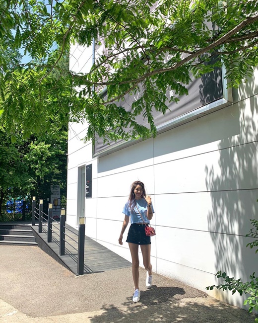 Actor Kim Bin-woo flaunts her healthier figureKim Bin-woo posted on his Instagram on the 8th, I am too Summer today? followed by a hashtag called Adulmam and Shut Healing.In addition, Kim Bin-woo posted two photos; the photo showed Kim Bin-woo walking the streets in crop tops and shorts.The slim figure and perfect legs catch the eye. In addition, the superior body ratio stands out.On the other hand, Kim Bin-woo is appearing on the comprehensive channel TV Chosun entertainment program The taste of wife who is nowhere in the world.