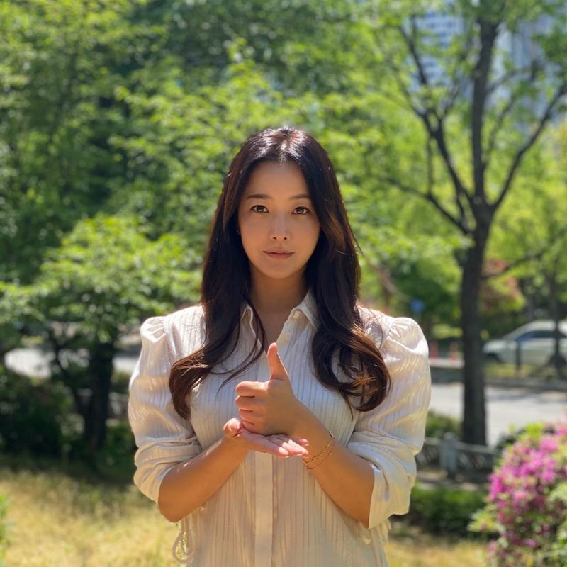 Actor Kim Hee-sun joins Thanks to the challenge after being named by Song Yoon-ahKim Hee-sun said in his instagram on May 8, I am deeply grateful to Thank You and respect for the dedication of all the medical staff in Korea and the world who are doing their best against Coronavirus infection-19.I was together with Song Yoon-ahs point of view. Kim Hee-sun pointed to Actor Joo Won, Oh Dae-hwan and Hwang Seung-eun as latecomers.The picture shows Kim Hee-sun, who expresses respect in a sign language. Kim Hee-sun is attracted to beauty while she is in her 40s.Kim Hee-suns neat atmosphere also stands out.The fans who heard the news responded such as Good influence Thank You, My sister is getting younger and It is so beautiful.delay stock