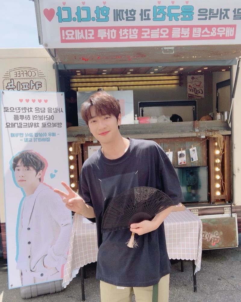 Actor Lee Sang-yeob expresses his gratitude to fansLee Sang-yeob posted three photos on his instagram on May 8 with a short Thank you.Lee Sang-yeob in the public photo is smiling brightly in front of Coffee or Tea, which fans sent to the drama shoot. Photos taken with Actors who are shooting together were also released.On the other hand, Lee Sang-yeob is in charge of Yoon Kyu-jin in the KBS2 weekend drama I went once.Park Eun-hae