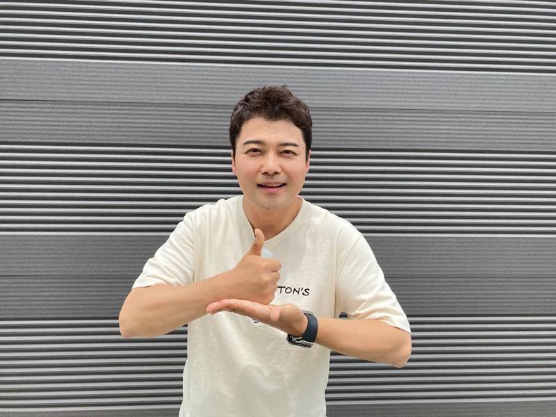 Broadcaster Jun Hyun-moo joined the Challenge Vonn thanks to singer Henry Laus nomination.Thanks to this, Challenge Vonn is a national participation campaign that uploads photos and videos of hand gestures that mean respect and thank you to SNS and expresses gratitude to COVID-19 medical staff.Jun Hyun-moo wrote on his instagram on May 8, I support the medical staff who are sweating at this time for COVID-19 prevention!I will tell you about the good energy from Henry Lau, Ock Joo-hyun, Young Tak .In the open photo, Jun Hyun-moo is doing a hand gesture that means respect and gratitude.Meanwhile, Jun Hyun-moo acknowledged his devotion to KBS announcer Lee Hye-sung last November.Park Eun-hae