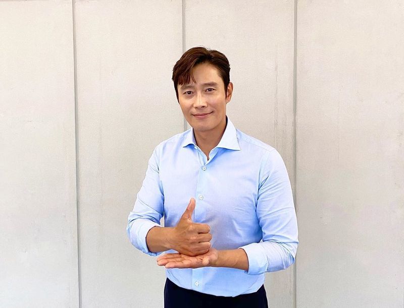 Actor Lee Byung-hun joined the Challenge Vonn thanks to his wife Lee Min-jungs quoting.Lee Byung-hun said on his instagram on May 8, I am deeply grateful for the sacrifice and hard work of the medical staff who are forgetting day and night to overcome the COVID-19 crisis.I was named by Lee Min-jung and joined the meaningful Challenge Vonn. The picture shows Lee Byung-hun, who expresses respect in a sign language; Lee Byung-hun smiles at the camera.Lee Byung-huns handsome visual catches the eyeThe fans who heard the news responded such as handsome, thank you for good influence and cool.delay stock