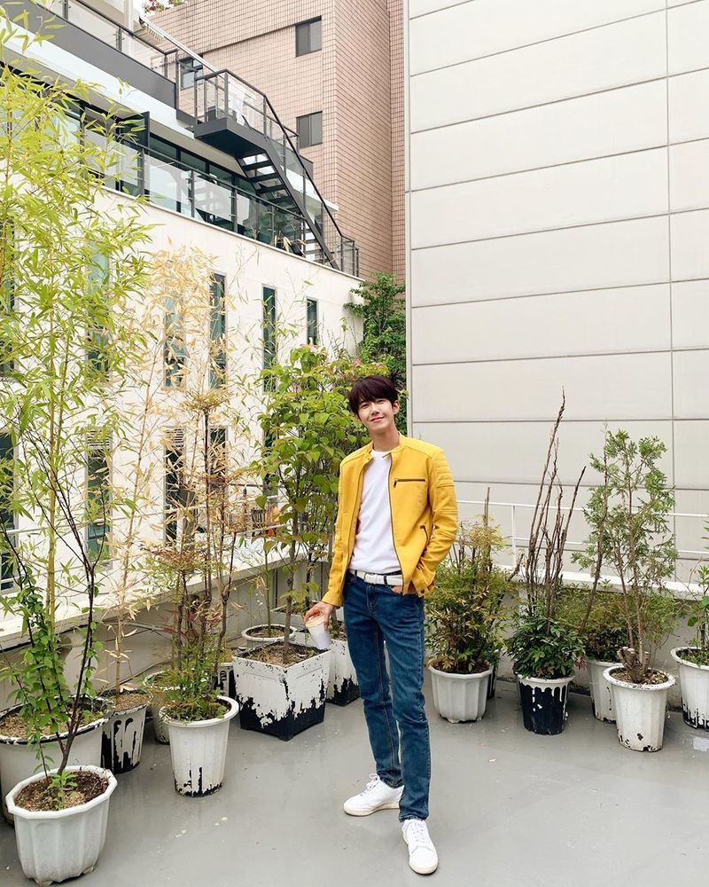 Broadcaster Gwang-hee has released his latest news.On May 8, Gwang-hee posted two photos on his Instagram with an article called good afternoon.In the photo, Gwang-hee poses in a yellow jacket. Gwang-hees cowpaw and superior giraffes catch his eye.The netizens who watched the photos responded that the Kwang Hee ratio is great and it is warm.On the other hand, Gwang-hee is ahead of the announcement of Infinite Challenge and Wedding Boys sound source with Yoon Doo-joon, Jung Yong Hwa and Lee Jun.Park Eun-hae