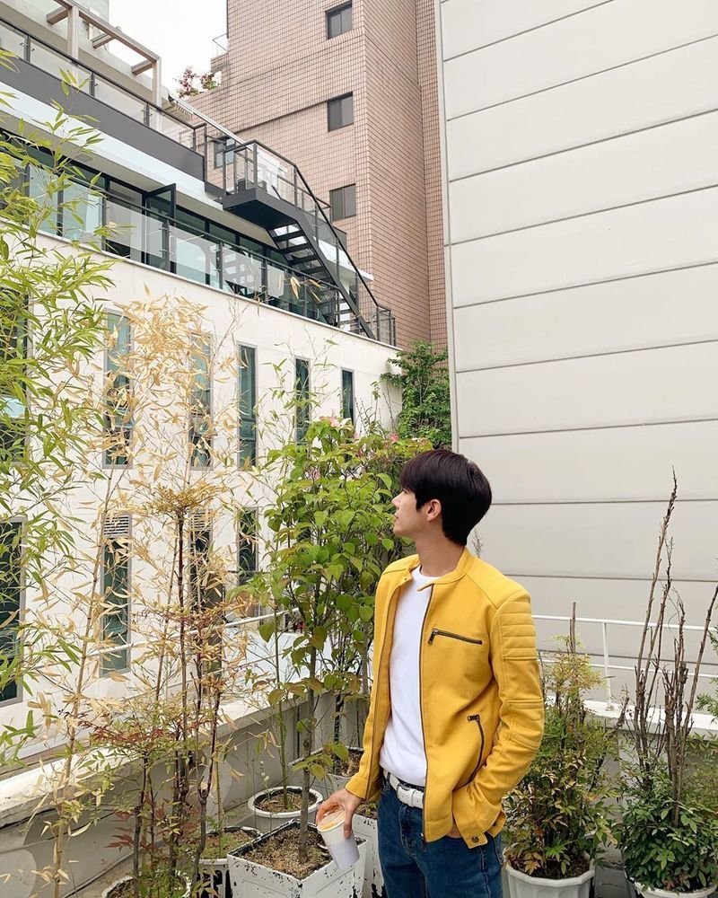 Broadcaster Gwang-hee has released his latest news.On May 8, Gwang-hee posted two photos on his Instagram with an article called good afternoon.In the photo, Gwang-hee poses in a yellow jacket. Gwang-hees cowpaw and superior giraffes catch his eye.The netizens who watched the photos responded that the Kwang Hee ratio is great and it is warm.On the other hand, Gwang-hee is ahead of the announcement of Infinite Challenge and Wedding Boys sound source with Yoon Doo-joon, Jung Yong Hwa and Lee Jun.Park Eun-hae