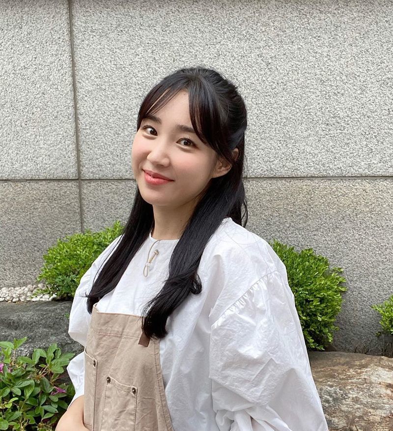 Broadcaster Choi Hee has shared his latest.Choi Hee posted a picture on his personal Instagram on May 8 with an article entitled I am eating or recording rice.In the photo, Choi Hee finished the flower arrangement for SBS Plus Do you eat rice? The white blouse and black straight hair completed the innocence.Especially cute smiles like rabbits bring heartbeats.park jung-min
