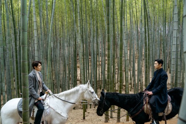 Lee Min-ho and Woo Do-hwan, the monarchs of The King - Eternity, unveiled the Great Forest Carisma to Shot, which is an intense Daechi station before the shocking blue move.SBS Golden Earth Drama The King - The Lord of Eternity (playwright Kim Eun-sook/directed Baek Sang-hoon, and Jeong Ji-hyun/produced Hwa-An-dam Pictures) is a Lee-gwa (ritual) type Korean Emperor Lee-gon who wants to close the door () and a Korean detective Jung Tae-eul who is trying to protect someones life, people and love. Its a 16-part parallel World fantasy romance.Above all, in the last 6th episode, Lee Min-ho was in a role of Lee Jong-in (Jeon Mu-song) of Buyeong-gun and a screen was held to receive a real body examination by Lee Rim (Lee Jung-jin), a traitor who killed his father, Emperor Seonhwang.As a result, Igon expressed a chewy tension by feeling that Irim would come to him to occupy the half of the man-pa-sik, which is the cause of the inverted life without dying.In the seventh episode to be broadcast on the 8th (Today), Lee Min-ho and Woo Do-hwan are shown fighting a fight that can not be retreated in the middle of the forest.In the play, Igon, who went to the Great Forest to cross the parallel world, faces Joyoung (Woo Do-hwan), who is blocking his front.Igon looks at Joyoung with a gentle smile and then reveals a dignified force with a determined look.Joyoung is a wary look at the Lords army as if he repeatedly promised to keep it.I am wondering why the two people who have kept solid trust in each other have come to this confrontation, and whether they will exceed the party holdings in the forest with Joyoung together with Lee.Lee Min-ho and Woo Do-hwans Carisma to Shot screen was filmed in a large forest in Busan in March.The two people who are showing a bromance like a drama in the play are always calling Young Yi and Hye in the field and revealing their extraordinary strength.Throughout the filming, the two men set the scene with Brother Chemie, who also smiled at each others minor gestures when they monitored each other.However, when the filming began, the two men turned to Igon and Joyoung, immersed themselves in the two characters who played a tight Daechi station, and made them admire the magnificent charismatic figure that sounded in the calm forest.The production company, Hua Andam Pictures, said, This scene, where the Emperor Igon and the Imperial Guard captain Joyoung are confronted, is the starting point for finding the secrets of the two Worlds and an important scene ahead of the blue movement.I would like to ask for your expectation in the 7th and 8th episodes of The King - Eternal Monarchs, where the narrative of Lee and Joyoung, who are at the inflection point of fate, will be more exciting, he said.Meanwhile, SBS The King - The Lord of Eternity, which is composed of 16 episodes, will be broadcast at 10 p.m. on the 8th (tonight).