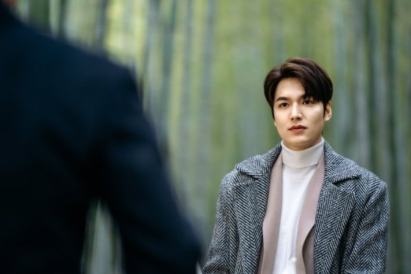 Lee Min-ho and Woo Do-hwan, the monarchs of The King - Eternity, unveiled the Great Forest Carisma to Shot, which is an intense Daechi station before the shocking blue move.SBS Golden Earth Drama The King - The Lord of Eternity (playwright Kim Eun-sook/directed Baek Sang-hoon, and Jeong Ji-hyun/produced Hwa-An-dam Pictures) is a Lee-gwa (ritual) type Korean Emperor Lee-gon who wants to close the door () and a Korean detective Jung Tae-eul who is trying to protect someones life, people and love. Its a 16-part parallel World fantasy romance.Above all, in the last 6th episode, Lee Min-ho was in a role of Lee Jong-in (Jeon Mu-song) of Buyeong-gun and a screen was held to receive a real body examination by Lee Rim (Lee Jung-jin), a traitor who killed his father, Emperor Seonhwang.As a result, Igon expressed a chewy tension by feeling that Irim would come to him to occupy the half of the man-pa-sik, which is the cause of the inverted life without dying.In the seventh episode to be broadcast on the 8th (Today), Lee Min-ho and Woo Do-hwan are shown fighting a fight that can not be retreated in the middle of the forest.In the play, Igon, who went to the Great Forest to cross the parallel world, faces Joyoung (Woo Do-hwan), who is blocking his front.Igon looks at Joyoung with a gentle smile and then reveals a dignified force with a determined look.Joyoung is a wary look at the Lords army as if he repeatedly promised to keep it.I am wondering why the two people who have kept solid trust in each other have come to this confrontation, and whether they will exceed the party holdings in the forest with Joyoung together with Lee.Lee Min-ho and Woo Do-hwans Carisma to Shot screen was filmed in a large forest in Busan in March.The two people who are showing a bromance like a drama in the play are always calling Young Yi and Hye in the field and revealing their extraordinary strength.Throughout the filming, the two men set the scene with Brother Chemie, who also smiled at each others minor gestures when they monitored each other.However, when the filming began, the two men turned to Igon and Joyoung, immersed themselves in the two characters who played a tight Daechi station, and made them admire the magnificent charismatic figure that sounded in the calm forest.The production company, Hua Andam Pictures, said, This scene, where the Emperor Igon and the Imperial Guard captain Joyoung are confronted, is the starting point for finding the secrets of the two Worlds and an important scene ahead of the blue movement.I would like to ask for your expectation in the 7th and 8th episodes of The King - Eternal Monarchs, where the narrative of Lee and Joyoung, who are at the inflection point of fate, will be more exciting, he said.Meanwhile, SBS The King - The Lord of Eternity, which is composed of 16 episodes, will be broadcast at 10 p.m. on the 8th (tonight).