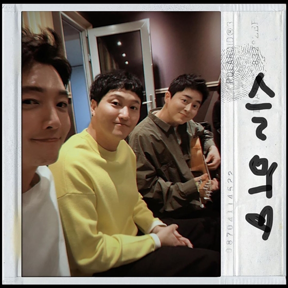 Jung Kyung-ho posted a picture on his instagram on the 7th with a short article Tonight at 9 oclock # Sweet Doctor # Sad.In the public photos, there was a picture of Jung Kyung-ho taking a self-portrait with Actor Kim Dae-myung and Jo Jung-suk.They attracted many people with chemistry and warmth like the reality 99th grade Friend.Many netizens who responded to this responded that I am so funny, I am trying to see a sad doctor for a week and I am so happy with 99s.On the other hand, TVN Drama Spicy Doctor Life starring Jung Kyung-ho is a drama featuring the chemistry of 20-year-old Friends who can see people living in a special day and eyes in a hospital called a miniature version of life, which is born and someone ends life. It is broadcast every Thursday at 9 pm.
