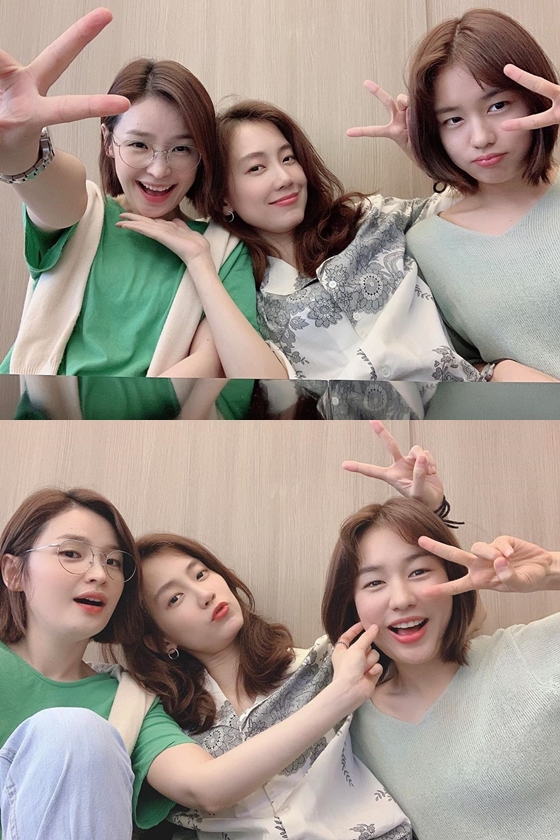 Ahn Eun-jin posted two photos on his instagram on the 7th with an article entitled Yulje Hospital Tarantrun Sister.In the photo, Actor Jeun Mi-do and Shin Hyun-bin and Ahn Eun-jin taking selfies were included.Ahn Eun-jin, Jeun Mi-do and Shin Hyun-bin boasted extraordinary goddess Beautiful lookes in plain clothes, not Doctor download.They also leaned on each others shoulders or posed for a pinch of the ball, attracting attention with a warm atmosphere.Many netizens who responded to this showed various reactions such as This combination is so favorable, All three are so beautiful and I love you and I am sincere.On the other hand, TVN Drama Spicy Doctor Life starring Ahn Eun-jin, Jeun Mi-do and Shin Hyun-bin is broadcast every Thursday at 9 pm.
