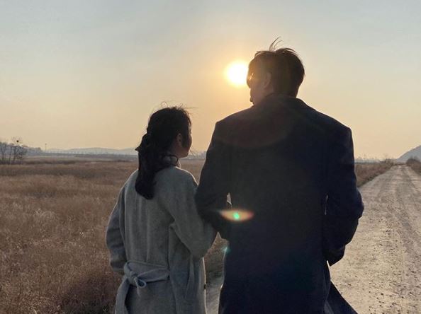Actor Lee Min-ho reveals Drama steelcutLee Min-ho posted a picture on her Instagram page on Saturday.Lee Min-ho in the public photo is walking somewhere alongside Actor Kim Go-eun.The tranquil landscape, affectionate Model and Back View have boosted the expectations of The King viewers.Meanwhile, Lee Min-ho is appearing on SBS Drama The King: The Monarch of Eternity.Photo: Lee Min-ho SNS