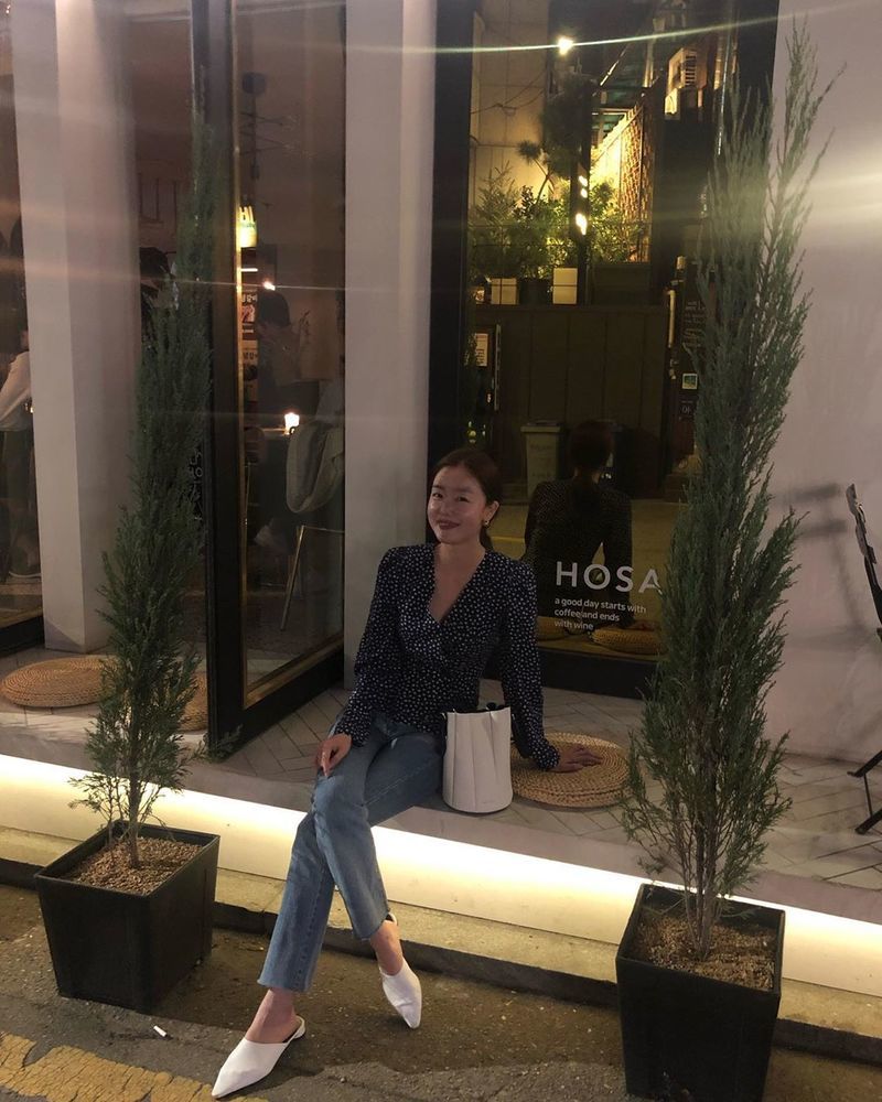 Actor Han Sun-hwa from the group The Secret shared a clean routine.Han Sun-hwa posted several photos on May 9 on his personal Instagram.In the photo, Han Sun-hwa enjoys a relaxed routine in the cafe, with a lovely smile that beams brightly towards the camera making you feel good.Especially, the eyes are focused on the pure white skin and pure beauty.park jung-min