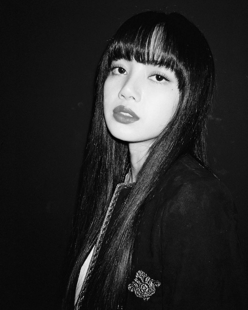 Group BLACKPINK member Lisa boasted an alluring beauty.Lisa posted a black and white photo on her Instagram page on May 9.The picture shows Lisa staring at the camera with a gentle eye. Lisas exotic features make her beauty more prominent.Lisas stiff nose and thick lips attract attention.The fans who responded to the photos responded such as It is so beautiful, It is beautiful and It is a doll.delay stock