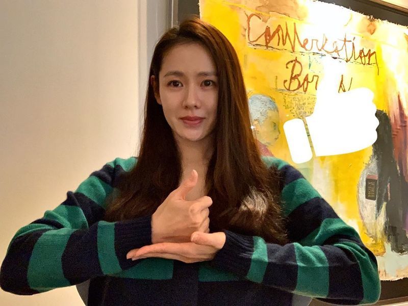 Actor Son Ye-jin joined the Challenge with Song Yoon-ah, Lee Min-jung, and was named.Son Ye-jin said on May 9th, I have been greeting you for a long time with the nomination of Song Yoon-ah and Lee Min-jung.Now that everyone is having a hard time with COVID-19... Thank you very much for the medical staff who are working for us at the forefront.Please try a little more. Fighting! Son Ye-jin is a latecomer who named actor Kim Hee-ae, animal trainer Kang Hyung-wook, and singer Kang Gae-ris son Kang Ha-oh.The picture shows Son Ye-jin, who expresses respect in a sign language; Son Ye-jin smiles at the camera.Son Ye-jins innocent beauty catches the eye.The fans who heard the news responded I love you, I am really pretty and Thank you for your good influence.delay stock