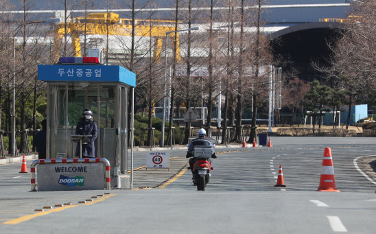 지난 3월 11일 경남 창원시 성산구 두산중공업 정문 안으로 오토바이가 들어가고 있다. (사진=연합뉴스)