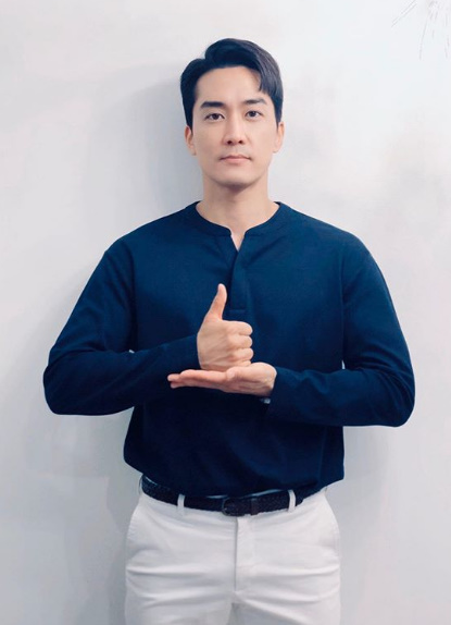 Actor Song Seung-heon has been part of the Challenge Vonn.Song Seung-heon wrote on his SNS on the 11th, Hello, its Song Seung-heon.At this moment, I once again convey the hearts of Thank You and One to the dedicated efforts of the medical staff who are doing their best against Corona 19, and I sincerely hope that the medical staff will be healthy.  With the help of A Pink Sonna, I participated in #Thanks to the Challenge. I will give you a picture. In the photo, Song Seung-heon is wearing a shirt and boasts a manly charm. Song Seung-heons warm charm is conveyed.Song Seung-heon appeared on MBC I Live Alone recently, and showed a friendly charm.
