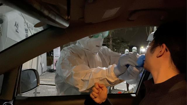 지난 3월 말 한국에 입국한 뒤 김건호씨가 드라이브스루 선별진료소에서 검사를 받고 있는 모습. 김씨는 처음에는 “원칙적으로 휠체어 장애인도 혼자 운전을 하고 드라이브스루 선별진료소에 와 검사를 받아야 한다”는 안내를 받았다. 이에 대해 김씨는 “2~3일 정도 기다린 뒤 가족들과 함께 올 수 있다는 답을 듣긴 했지만, 이 일을 계기로 가이드라인이 필요하다는 생각이 들었다”고 했다. 김건호씨 제공