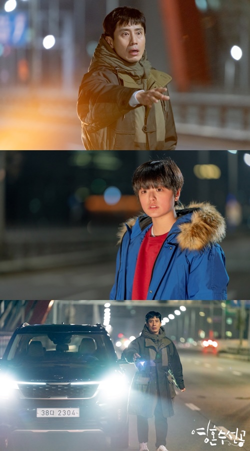 Shin Ha-kyun, a soul-spinner, was spotted stunned in the middle of the Han River Leg.KBS2 Tree Drama The Soul Vessel released a steel of Lee Si-jun (Shin Ha-kyun), who was shocked in the middle of Han River Leg on the 12th.The soul-su-sun-gong is a mental prescription that tells the story of psychiatrists who believe that they are not treating people who are sick.Acting actors such as Shin Ha-kyun, Jung So-min, Tae In-ho and Park Ye-jin are the works of Lee Hyang-hee, the writer of the local lawyer Jo Deul-ho Season 1, Brain, God of Study, and Yoo Hyun-ki, the producer of My Daughter Seo Young-yi.In the last 1-4 episodes, the relationship between the collimation and Han Space (Jung So-min) began.The first meeting at the scene of the musical awards ceremony, the collimation and space, were reunited at the hospital and began to open their minds to each other by healing Cha Dong-il (Kim Dong-young), a delusional disorder patient.In the ending, the collimation gave Space a healing hand with intermittent explosion disorder, raising expectations for the relationship between the two.Among them, the collimator pulls up in the middle of the Han River Leg and is caught in a stunned figure.The collimator wants to hold the child, but he is reaching out with a frustrated expression as if he is not like his heart, making the hearts of the viewers nervous.Especially, the situation is focused on the identity of this child who is making a dark expression.I wonder why this child is standing alone on a dangerous road late at night without a guardian, and what the collimation is about to appear here with the child.We can see on the air what the identity of the child on the road that Sijun found and what story there is between the two people, said the soul-spoiler.I would like to ask for your interest in what kind of healing will be shown this time, which has been ringing viewers with Chest warm comfort. 