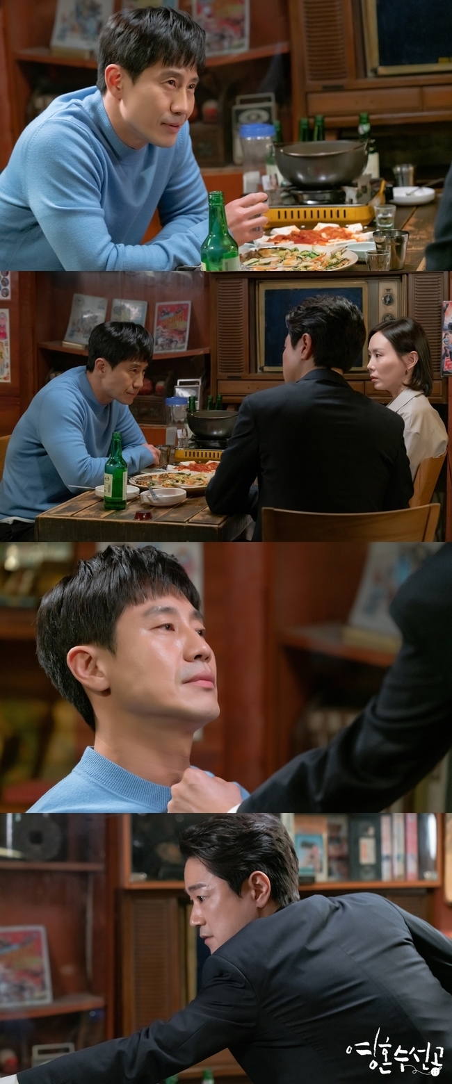 The scene of the fistfight between Shin Ha-kyun and Tae In-ho was captured.KBS 2TV Tree Drama The Soul Sui Seongong (played by Lee Hyang-hee / directed by Yoo Hyun-ki) released a steel on May 12 showing the fistfight situation of Lee Si-jun (Shin Ha-kyun) and In The same form (Tae In-ho).The collimation, The same reform, and Park Ye-jin are the best friends trio who have been living together since the medical school motives.Unlike the eternity of operating a private hospital, the collation and the same reform are also rivals who have different beliefs about the treatment method as a mental health specialist at the Eungang Hospital.Among them, the collimation, The same reform, and eternity are attracting attention because they create a harsh atmosphere in the bar.Three people who have been drunk since they have been drinking a drink have burst into the heart that they have been holding.The same form can not stand up and wakes up and catches the neck of the collimation and causes tension.The same form, which seems to hit the collimation at any moment, and the collimation of the expression that does not seem to care at all, and the eternity that is embarrassed by the sudden fistfight.I wonder what the conversation between the three people will be.minjee Lee