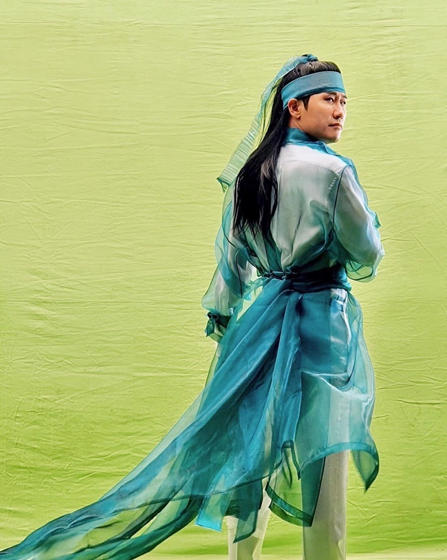 The behind-the-scenes footage of the commercial by Singer Young Tak has been released.The New Era project Mr Trot official Instagram posted a picture with the article New El and Hwarang: The Poet Warrior Youth Tak is released in commemoration of D-day 1 with the release of Young Tak Makeoli.Inside the photo is a picture of Young Tak, who recently filmed Makgeoli commercials.Hwarang: His visuals, which he transformed into The Poet Warrior Youth Tak, have raised expectations to the full.park jung-min