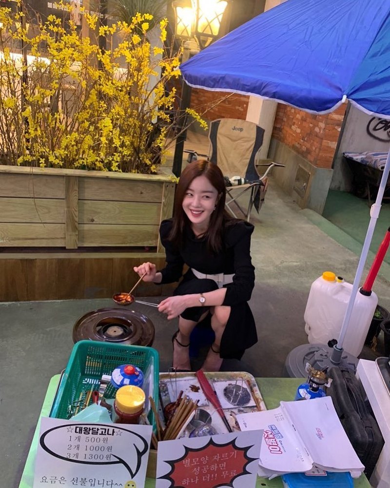 Han Sun-hwa, from the group The Secret, shared the latest.Han Sun-hwa posted a picture on May 11th on his personal Instagram with an article entitled The coincidence is so funny, the relationship is so funny, the timing is so cute.Han Sun-hwa in the picture is keen on making a sweet or a prankly Smile, with her innocent beauty drawing attention.park jung-min
