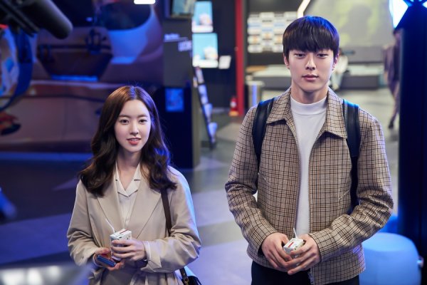 KBS2 Monthly Drama Born Again Jang Ki-yong and Jin Se-yeon take a new thumb air current.KBS 2TVs drama Born Again (playplayed by Jung Soo-mi/directed by Jin Hyung-wook and Lee Hyun-seok) revealed the scene of Jang Ki-yong (played by Gong Ji-cheol/Cheon Jong-beom) and Jin Se-yeon (played by Jung Ha-eun/Intimacybin).Earlier yesterday (11th), the unpredictable love line of Chun Jong-beom (Jang Ki-yong), Intimacybin (Jin Se-yeon) and Kim Soo-hyuk (Lee Soo-hyuk) was unfolded.In particular, I confessed to Kim Soo-hyuk, but I was rejected by the word that there was someone to marry, and I was saddened by the mismatched love of three people, including Intimacy Bin, who was rejected by the word that she had to see the difference between her favorite woman and other men.Viewers are also paying attention to what direction their triangle will flow.In the public photos, there is a peaceful and friendly time between Chun Jong Bum and Intimacy Bin that will make viewers shake again.At the end of the last broadcast, Chun Jong-beom was given the name of Gong Ji-cheol, which arrived again, maximizing tension.He is wondering what his real identity is and why he is doing this, which curses Chun Jong-bum, I will kill a person I love.Jang Ki-yong and Jin Se-yeons sweet Arcade Date can be seen today (12th) at 10 pm on KBS 2TV Monday Drama Born Again.Photo Offering: UFO Productions, Monster Union