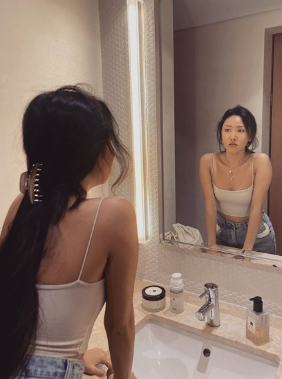 Group MAMAMOO Hwasa has shared a hip routine.On the 12th, Hwasa posted several photos through his instagram.In the open photo, Hwasa is looking into the mirror in a sleeveless croppie, and the slender figure of Hwasa without a thin skin catches her eye.In the ensuing photo, Hwasa is taking various poses, sporting a healthy, bronzed Skins, which is admiring the charm of the deadly Hwasa.On the other hand, Hwasa is appearing on MBC entertainment I live alone.Photo: Hwasa Instagram