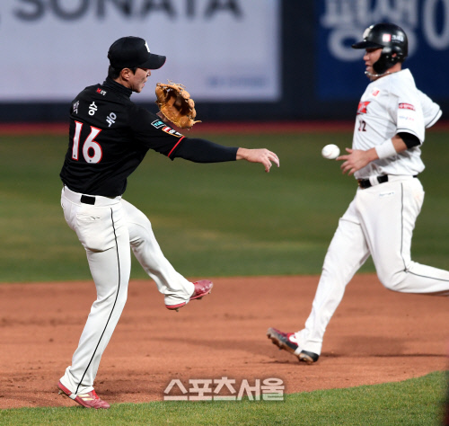 kt 위즈 박승욱이 타자의 땅볼 타구를 잡아 1루로 송구하고있다. 김도훈기자 dica@sportsseoul.com