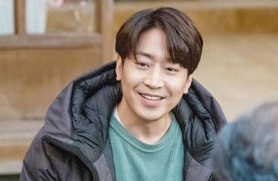Channel A, which is receiving explosive attention from viewers ahead of the last episode of this week, is Lamar Jackson Moon Chef is concentrating attention on Eric Mun, Ko Won-hee, Ahn Nae-sang, Hae-yoen Gil, and Cha Jung-won s laughing behind-the-scenes cut.In the photo released, Eric Mun (Moon Seung-mo station) and Ko Won-hee (Yu Bellagio station), who are working on filming in a serious attitude, catch the eye.The two show off their passion for acting in a professional way that focuses on the shooting at the moment of shooting, while smiling at the camera during the break in the shooting and showing a pleasant atmosphere.In addition, unlike the serious atmosphere in the drama, the appearance of Ahn Nae-sang (Im Cheol-yong), Hae-yoen Gil (Jang Sun-young), and Cha Jung-won (Im Hyun-ah) who exchange laughter attracts attention.They are immersed in each character and show fierce confrontation, but when the camera is turned off, they give a dramatic and dramatic reversal with an unarmed smile.Eric Mun, Ko Won-hee, Ahn Nae-sang, Hae-yoen Gil and Cha Jung-won are showing perfect breathing between each other as well as tireless acting passion, and expect explosive synergy until the end.Meanwhile, last weeks broadcast of Wonderful!Moon Chefs performance was followed by Moon Seung-mo (Eric Mun), who pledged revenge as Lim Chul-yong (Ahn Nae-sang) was identified as the culprit of the Pungcheonok fire incident.In particular, Moon Seung-mo, who visited Lim Chul-yongs company to secure evidence, and Bellagio (Ko Won-hee), who looks at him with sad eyes, were drawn, further amplifying the viewers curiosity about the remaining development.Channel A, which hopes to end with just two episodes to the end, will air 15 episodes of Lamar Jacksons Salvado Romance, Unusual! Moon Chef, at 10:50 p.m. on the 15th.Photos: Story Networks, Globic Entertainmentbong-gyu bak