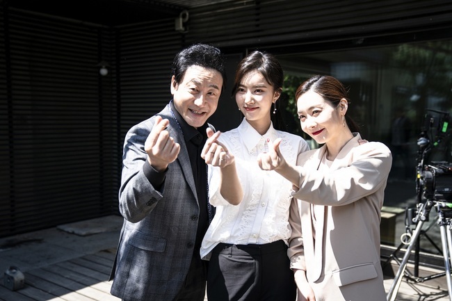 Lugal has released a shooting scene of passion to shine until the end.OCN TOILs original Lugal (directed by Kang Cheol-woo, Dohyeon, Planning Studio Dragon, and Produced Liyen Entertainment), which left only two episodes to the end, released a behind-the-scenes cut of Hot Summer Days Actors on May 13th, disassembled into Hero and Billen.In the last broadcast, River example (Choi Jin-hyuk Boone) learned all the truth about the Lugal project.Director Kim Min-Sang Boone conducted an inhuman experiment in the early Rugal period in the name of realizing justice, and surprisingly, the first subject was Hwang Deuk-gu (Park Sung-woong).River example found it difficult to understand all of this and was angry at Choi Geun-cheol, who even hurt his wife to make him a human weapon.When the River example was psychologically shaken, the sword of artificial eyes began again, and the artificial eyes encroached on him, ordering him to harm innocent colleagues and people.River example, who went to the brink of his life and ran revenge one by one.The Rugal members tried to persuade them without giving up such a River sample, and the River sample made a choice to pull the chips on their backs and stop artificial eyes to protect their real appearance and colleagues.The behind-the-scenes footage of Actors, which has increased its immersion with hot Hot Summer Days, was captured, with the crisis-hit River example, Rugal and repeated reversals adding to the curiosity about the last story.In the open photo, Rugal Actors is all working on shooting with a bright smile.From Choi Jin-hyuk, who has saved the remady of the curved River example from detailed emotional lines and action, to Park Sung-woong, who depicts the new Billen with his unique aura and acting power, Jo Dong-hyuk, who led the Rugal members with strong and rough charm, and Jeong He-In, who wrote the Legend of the female warrior, Han Ji-wan, who attracted the characters full of charm, Kim Min-Sang, who completed the core remady of Rugal, and Park Sun-ho, who captivated viewers with his energetic performance and warmth, the synergy of Actors, who painted various characters in a unique way, was the driving force of Rugal.As the confrontation was divided into good and evil, Choi Jin-hyuk and Park Sung-woong and other Actors actions attracted those who saw it as a rich attraction.Especially, Rugals team chemistry, which is getting more and more water, gave a glimpse of the relationship between the characters.Choi Jin-hyuk, Jo Dong-hyuk, Jin He-In, Kim Min-Sang, and Park Sun-ho, who do not stop laughing when they are together in the public photos, attract attention.Argos, who fought a trembling war with endless attacks on each other, also shows a reversal chemistry.Park Sung-woong, who foresaw the bloody Billen until the end, as well as Han Ji-wan, Kim In-woo (Choi Yong-ro) and Yoo Ji-yeon (Jang Madam Station) make the viewers feel good.Their Legend Breathing is expected to complete an intense final session.The Lugal crew said, All actors, including Choi Jin-hyuk, Park Sung-woong, Jo Dong-hyuk, Jin He-In, Han Ji-wan, Kim Min-Sang and Park Sun-ho, have been enthusiastic about the shooting scene.I was able to run to the end because I did not buy their bodies, he said. In the remaining two episodes, the most impactful event takes place.I want you to look forward to the last story of Lugal and the Hot Summer Days of Actors.pear hyo-ju