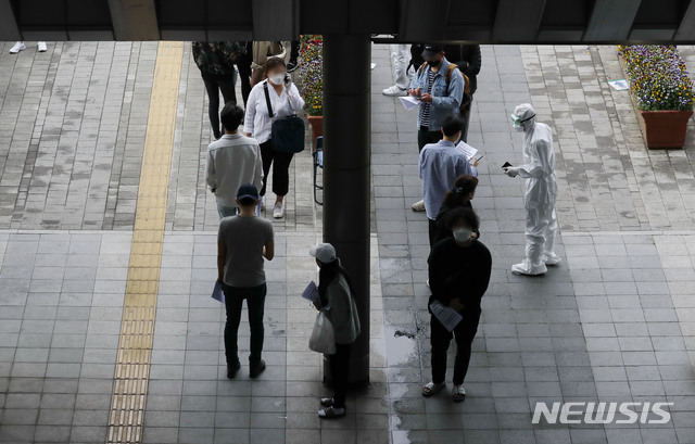 [서울=뉴시스] 최동준 기자 = 신종 코로나바이러스 감염증(코로나19) 확진자가 27 증가한 12일 서울 용산보건소 선별진료소를 찾은 시민들과 외국인들이 검사를 받기 위해 줄을 서고 있다. 2020.05.12. photocdj@newsis.com