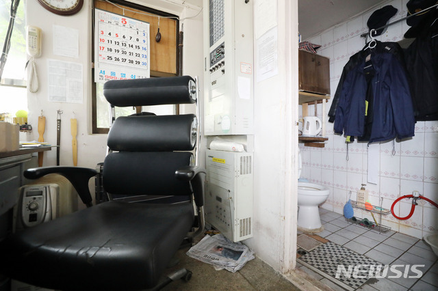 [서울=뉴시스] 박미소 기자 = 지난 12일 경비원이 극단적 선택을 한 서울 강북구 한 아파트의 경비실이 비어있다. 지난달 21일과 27일, 아파트 주차장에서 발생한 주차 문제로 인해 입주민에게 폭행을 당한 경비원 최모씨는 지난 10일 자신의 자택에서 숨진 채 발견됐다.2020.05.12.  misocamera@newsis.com