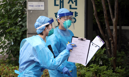 12일 서울 용산구 순천향대 부속 서울병원 선별진료소에서 의료진이 분주하게 움직이고 있다. 연합뉴스
