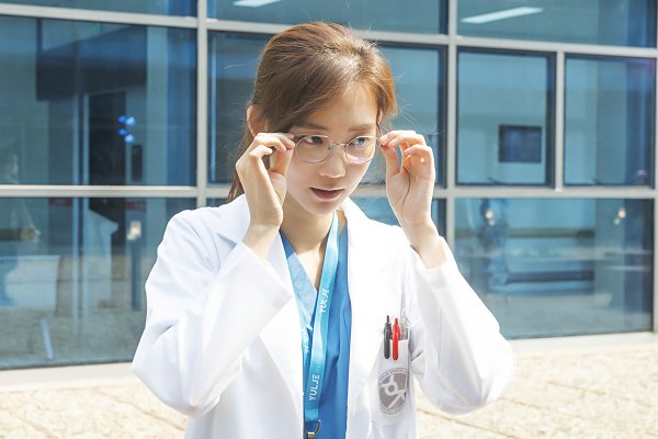 Sweet Shin Hyun-bin, Reversal Story of Dr. Jang Winter...glasses Behindcut Actor Shin Hyun-bin caught the eye with a charm that varies 180 degrees depending on whether or not there are glasses.In TVN 2020 Mokyo Special, Sage Doctor Life (playplayed by Lee Woo-jung / directed by Shin Won-ho), Shin Hyun-bin is active as the third year of the surgical residency, which looks cold on the outside but has a warm humanity inside.One of the elements that complete the winter is glasses.While the only character who wrote glass during the filmography has been digested, the public has been focused on the appearance before and after wearing Shin Hyun-bins glass, which was released through the companys Yubon Company Post.Shin Hyun-bin in the public photo showed a stark temperature difference from reality with one glass.When wearing glasses, it is a long winter with a gentle yet natural charm, while the appearance of not wearing glasses is unique and sophisticated, and it has attracted admiration.A small detail called glasses clearly shows the difference in image and reminds me of Shin Hyun-bins colorful charm once again.Shin Hyun-bins Reversal Story Visual is said to have acted as a point to make the doctors midwinter more attractive. It can be seen that he is careful about styling to be fully assimilated in midwinter.In the future, I am looking forward to Shin Hyun-bins performance, which will draw the personality and charm of Character more clearly inside and outside the work.TVN 2020 Thursday Special Spicious Doctor starring Shin Hyun-bin is broadcast every Thursday night at 9 pm.