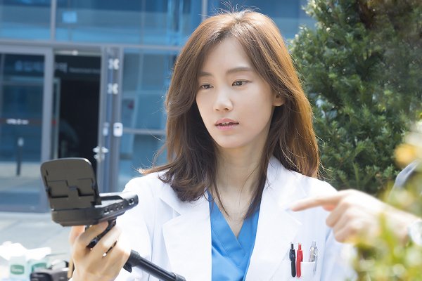 Sweet Shin Hyun-bin, Reversal Story of Dr. Jang Winter...glasses Behindcut Actor Shin Hyun-bin caught the eye with a charm that varies 180 degrees depending on whether or not there are glasses.In TVN 2020 Mokyo Special, Sage Doctor Life (playplayed by Lee Woo-jung / directed by Shin Won-ho), Shin Hyun-bin is active as the third year of the surgical residency, which looks cold on the outside but has a warm humanity inside.One of the elements that complete the winter is glasses.While the only character who wrote glass during the filmography has been digested, the public has been focused on the appearance before and after wearing Shin Hyun-bins glass, which was released through the companys Yubon Company Post.Shin Hyun-bin in the public photo showed a stark temperature difference from reality with one glass.When wearing glasses, it is a long winter with a gentle yet natural charm, while the appearance of not wearing glasses is unique and sophisticated, and it has attracted admiration.A small detail called glasses clearly shows the difference in image and reminds me of Shin Hyun-bins colorful charm once again.Shin Hyun-bins Reversal Story Visual is said to have acted as a point to make the doctors midwinter more attractive. It can be seen that he is careful about styling to be fully assimilated in midwinter.In the future, I am looking forward to Shin Hyun-bins performance, which will draw the personality and charm of Character more clearly inside and outside the work.TVN 2020 Thursday Special Spicious Doctor starring Shin Hyun-bin is broadcast every Thursday night at 9 pm.