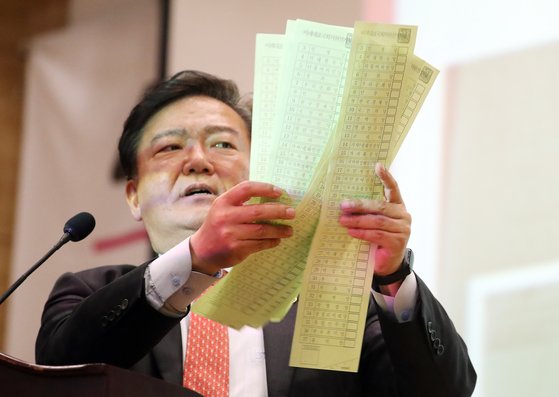 지난 11일 오후 서울 여의도 국회 의원회관에서 열린 4ㆍ15총선 의혹 진상규명과 국민주권회복 대회에서 미래통합당 민경욱 의원이 투표관리관의 날인 없이 기표되지 않은채 무더기로 비례투표용지가 발견됐다고 주장하고 있다. [연합뉴스]