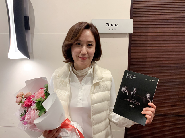 Actor Night sense delivered the last shooting scene of The Couples World.On May 14, Night senses management district released a warm-hearted scene photo of Night sense, who finished filming JTBCs gilt drama The World of Couples.In the photo, Night sense is holding a script and a bouquet of drama finals and smiling softly and conveying a warm atmosphere of the scene.Night sense, who plays the role of the wife of the head of the park (Jeong Jae-sung) at the Family Love Hospital in the World of Couples, is naturally melting into complex situations by expressing realistic strangeness battles that are invisible as a member of the alpine fox society.It is said that it delicately depicts the aspect of the person who takes an attitude by considering his own practicality while maintaining a dignified smile.Night sense, who has long accumulated solid acting skills, has begun to shine in the small screen, will continue his ten-day journey this year, confirming his appearance on KBS 2TVs start-off table following JTBCs World of Couples and KBS 2TV Born Again.Minjee Lee