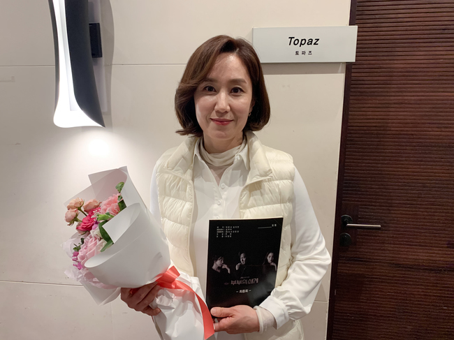 Actor Night sense delivered the last shooting scene of The Couples World.On May 14, Night senses management district released a warm-hearted scene photo of Night sense, who finished filming JTBCs gilt drama The World of Couples.In the photo, Night sense is holding a script and a bouquet of drama finals and smiling softly and conveying a warm atmosphere of the scene.Night sense, who plays the role of the wife of the head of the park (Jeong Jae-sung) at the Family Love Hospital in the World of Couples, is naturally melting into complex situations by expressing realistic strangeness battles that are invisible as a member of the alpine fox society.It is said that it delicately depicts the aspect of the person who takes an attitude by considering his own practicality while maintaining a dignified smile.Night sense, who has long accumulated solid acting skills, has begun to shine in the small screen, will continue his ten-day journey this year, confirming his appearance on KBS 2TVs start-off table following JTBCs World of Couples and KBS 2TV Born Again.Minjee Lee